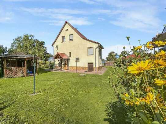 Charmantes Einfamilienhaus mit großem Garten, 4 Zimmern und Garage – Ihr perfektes Familienzuhause!