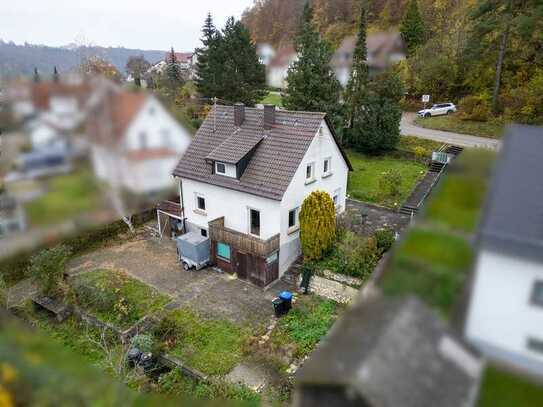 Einfamilienhaus in Aussichtslage mit neuer Heizung, Doppel-Kamin, Garage, uvm.