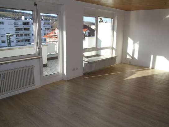 Gepflegte 2-Zimmer-Dachgeschosswohnung mit 1 Balkon, 1 Terrasse und EBK in Lörrach Stetten