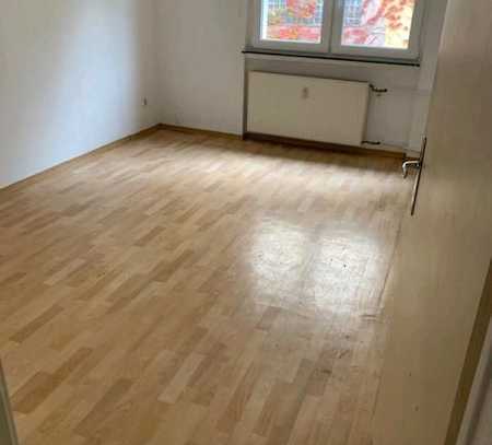 Stilvolle, modernisierte 2-Zimmer-Wohnung mit Balkon in Frankfurt