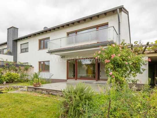 Einfamilienhaus (einseitig angebaut) mit Balkon und Terrasse, Garten, 2 Garagen + 2 Stellplätzen