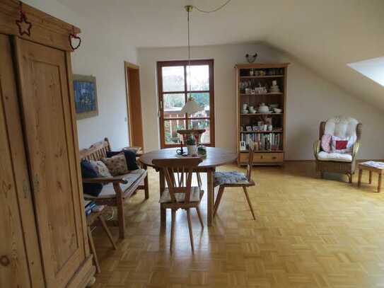 Modernisierte 4-Zimmer-DG-Wohnung mit 2 Balkonen und EBK in Oberalting