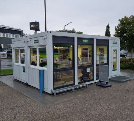 Bürocontainer mit Parkplatz