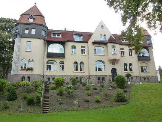 Großzügige, moderne Maisonette in historischer Villa