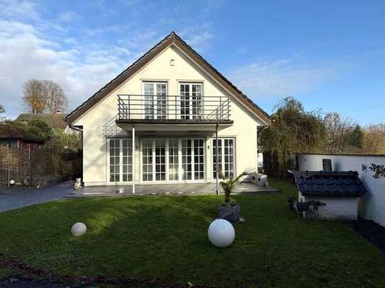 Stilvolles Einfamilienhaus mit Pool und Doppelgarage in bevorzugter Lage von Düsseldorf-Hubbelrath