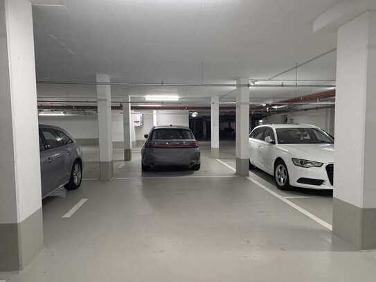 gepflegte Tiefgarage, breiter Parkplatz