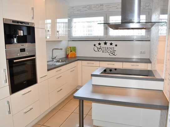 Moderne vollständig renovierte 3-Zimmer-Wohnung mit Aufzug & Balkon und Panorama FFM Skyline View