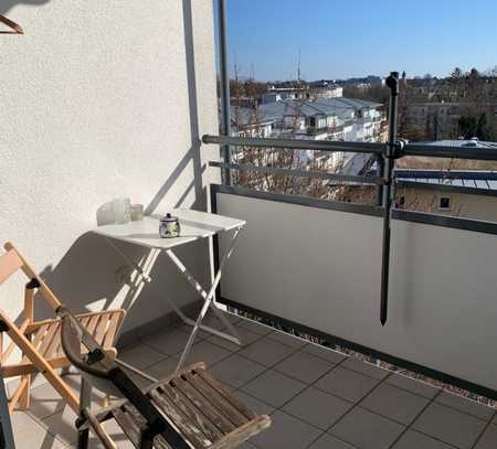 Schönes helles Zimmer mit Skyline-Blick