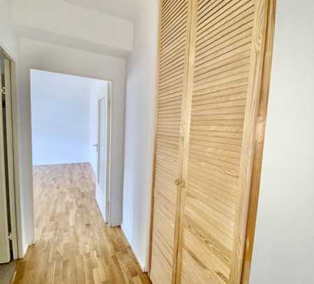 2 Zimmer - renoviert - neue Küche / Bad - Balkon - am Renée-Sintenis-Platz