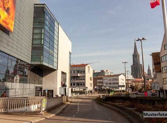 Wohn- und Gewerbegebäude nebst Lagerhalle