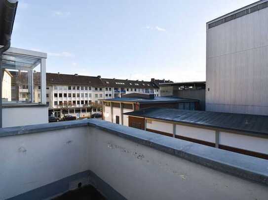 Nahe Theaterpark! Sanierungsbedürftige 3-Zimmer-Wohnung mit Balkon in der Innenstadt.