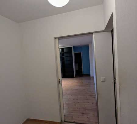 Geschmackvolle, modernisierte 4-Raum-Wohnung mit Balkon und EBK in Reutlingen