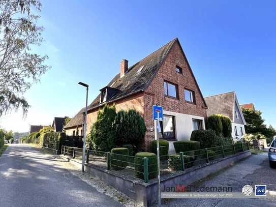 Ein-bis Zweifamilienhaus mit Keller, Garage auf 617 m² Eigenland