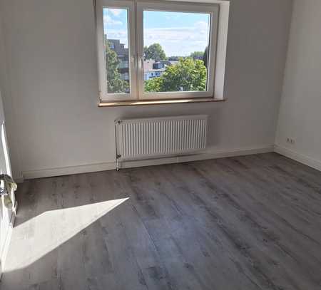 Helle 3 Zimmer Dachgeschoss Wohnung mit großem Sonnenbalkon