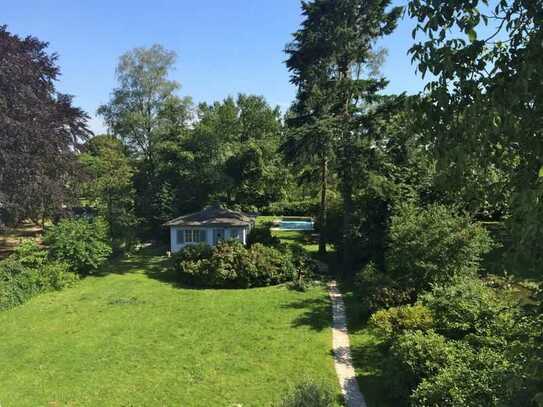 spektakuläre Penthouse-Dachgeschosswohnung mit Balkon und Einbauküche in Düsseldorf