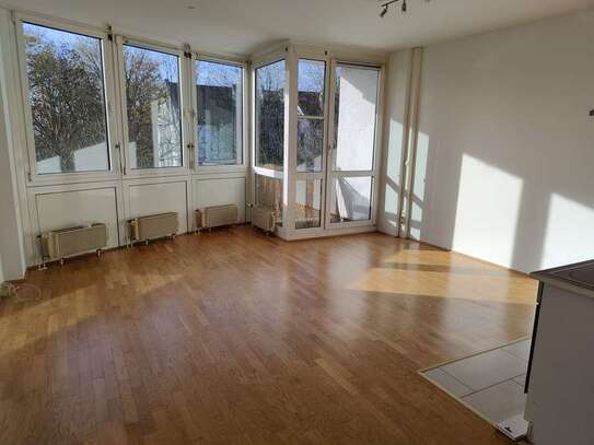 Stilvolle 1-Raum-Wohnung mit Balkon und EBK in München Moosach