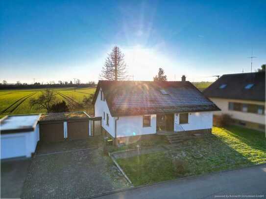 Einfamilienhaus in Ortsrandlage mit zwei Garagen und potentieller ELW