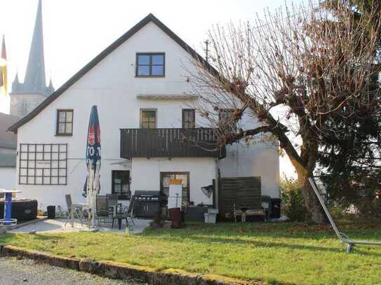 Einfamilienhaus in Küps mit zwei großzügigen Hallen und zehn Parkplätzen.