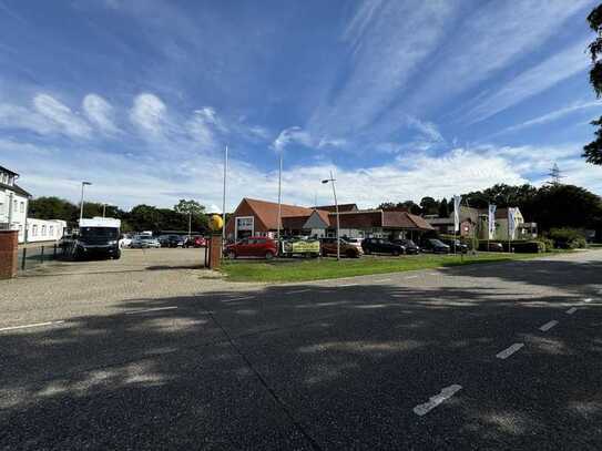 Top gelegenes Autohaus mit angrenzenden Gebäuden und Freiflächen