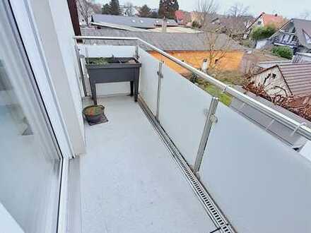 Modernisierte Dachgeschosswohnung mit eleganter EBK, Balkon und Kfz-ASP