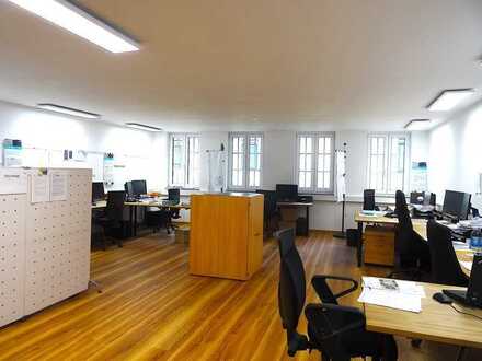 Hier stimmt einfach alles! Repräsentatives Bürogebäude mit moderner Architektur und top Technik.