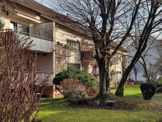 Schicke modernisierte 2-Zimmer-DG-Wohnung mit uneinsehbarer Westloggia und Außenstellplatz