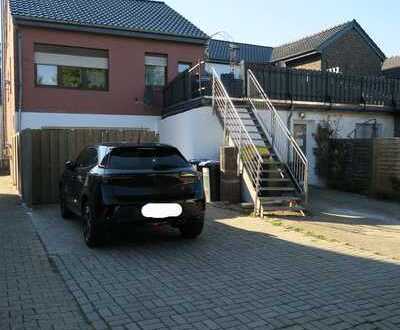 Mehrfamilienhaus mit 5 Wohneinheiten, Doppelgarage und 6 Stellplätzen in guter Lage von Herzogenrath