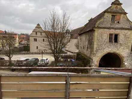 Einzigartiges Potenzial: Renovierungsbedürftiges Mehrfamilienhaus mit Ladenfläche am Wasserschloss