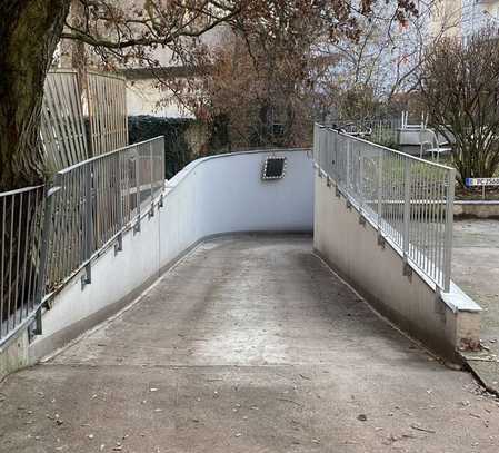 Tiefgaragenstellplatz im belebten Steglitz