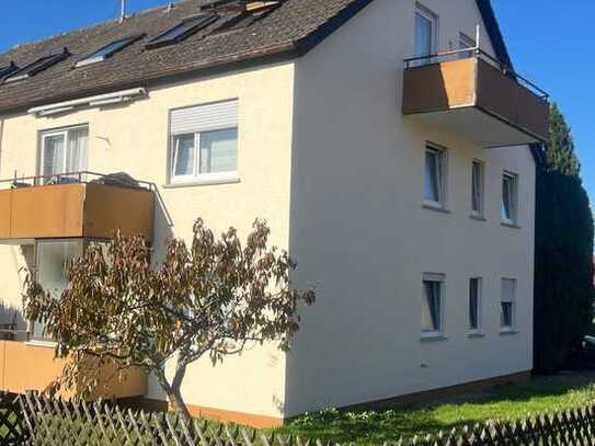 GEMÜTLICHE UND FREUNDLICHE 3 ZIMMERWOHNUNG IM OG MIT 2 BALKONS, KELLER UND GARTEN.