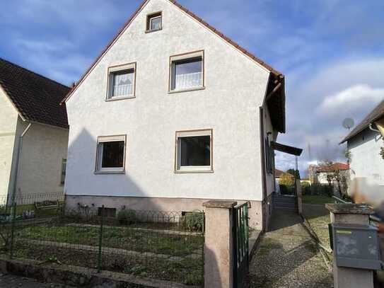 freistehendes Haus der 60er Jahre wartet auf neue Bewohner