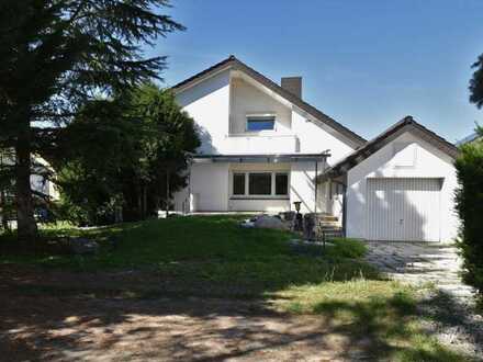 Freistehendes Einfamilienhaus in ruhiger Randlage in Karlsdorf !