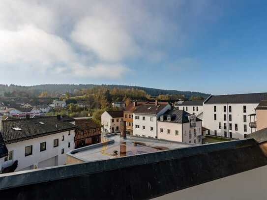 Attraktive 3,5-Zimmer-Dachgeschosswohnung mit Balkon und Einbauküche in Regen