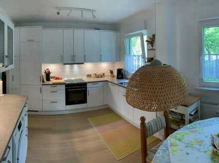 Geschmackvolle Hochparterre-Wohnung mit 2 Zimmern mit Balkon und Einbauküche