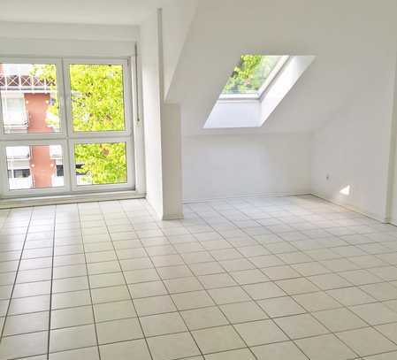 Moderne Dachgeschosswohnung mit Sonnenbalkon und Fußbodenheizung