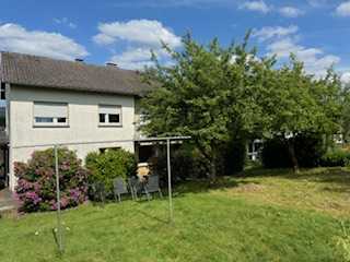 Kreuztal Fellinghausen, sinnvoll aufgeteilte 2 ZKB ETW mit sonniger Terrasse und Gartenanteil