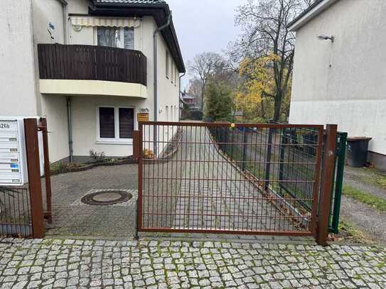 Eingezäunter Stellplatz auf Grundstück zu vermieten