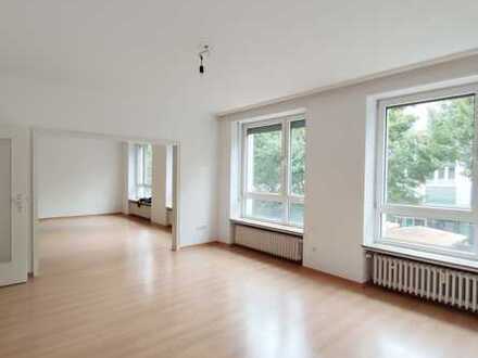 Helle, großzügige 3 Zimmer-Wohnung mit Dachterrasse!
