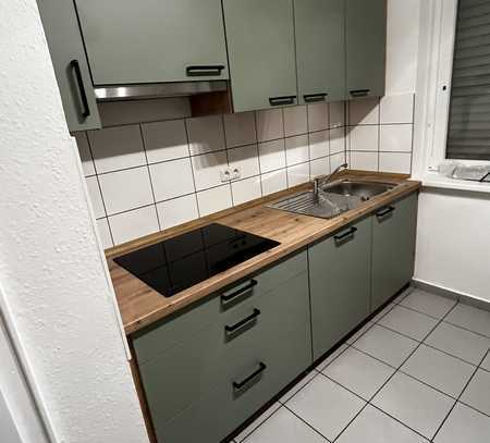 Renovierte Vier-Zimmer Wohnung mit Einbauküche und Garten