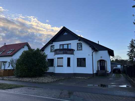 Großzügiges Ein-Zweifamilienhaus mit Garten und Pool in ruhiger Lage