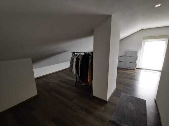 Gepflegte 2-Zimmer-DG-Wohnung mit Dachterrasse und Einbauküche in Nordheim-Nordhausen