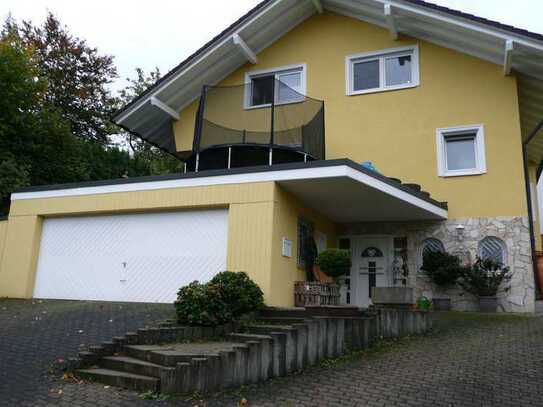 Top gepfl. Einfamilienhaus mit Wärmepumpe, Photovoltaikanlage, Doppelgarage u. zusätzlichem Bauplatz