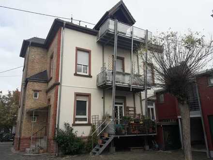830 € - 93 m² - 4.0 Zi.