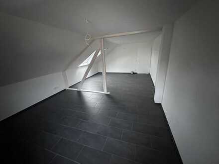 Filderstadt- Plattenh.: Renov. Dachgeschosswohnung, 3,5 Zimmer, Balkon u. Aussicht