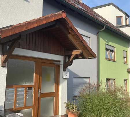 RESERVIERT ! Moderne Erdgeschosswohnung mit Garten und Tiefgaragen-Stellplatz