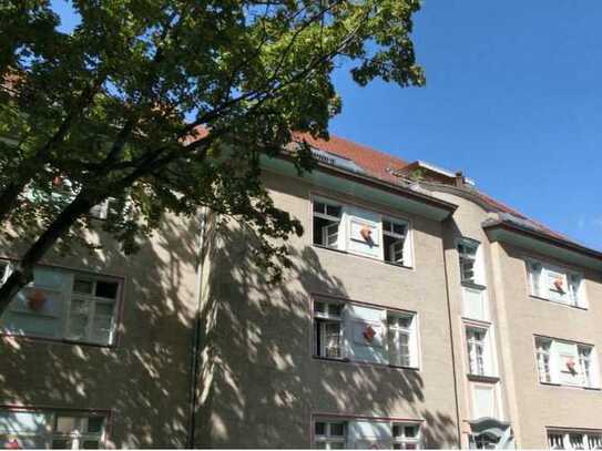 Modernisierte 3-Zimmer-Wohnung mit Balkon und Einbauküche in Berlin