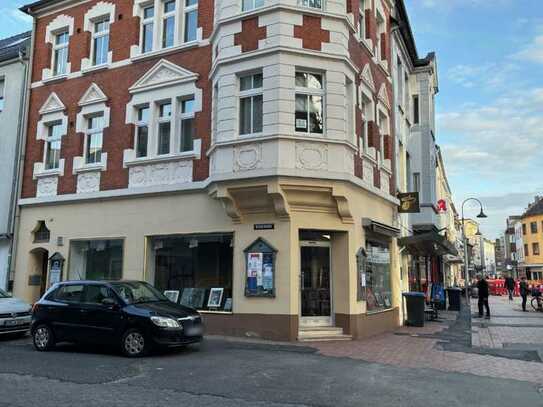 Moderne Ladenfläche hinter historischer Fassade Erkelenz-Markt