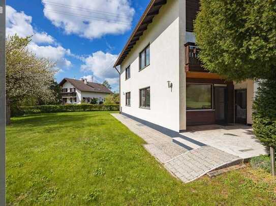 Ruhiges Wohnen im Grünen: Freistehendes Haus mit Gartenparadies und Doppelgarage