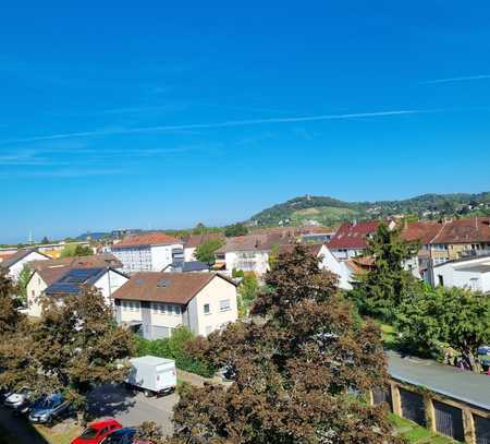 Helle möbilierte 2- Zimmerwohnung mit Balkon mit Blick auf den Turmberg in Karlsruhe-Durlach