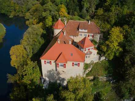 Wohnen im Schloss | Sonnig & Neu-Renoviert | mit Garten und am Wasser